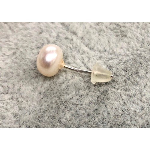 1281 - A pair of  pearl style earrings