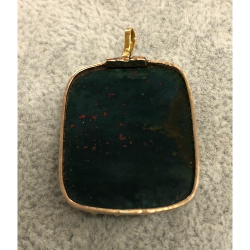 1289 - A large bloodstone style pendant, 3.2cm long.