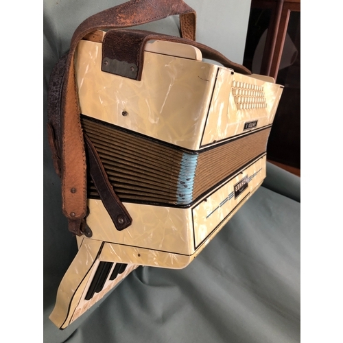 1147 - A Hohner Verdi I accordion in hard case. Working but possible repair to bellows, case very worn.