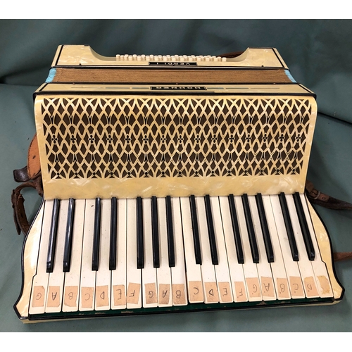 1147 - A Hohner Verdi I accordion in hard case. Working but possible repair to bellows, case very worn.