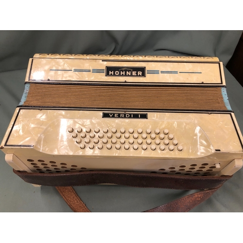 1147 - A Hohner Verdi I accordion in hard case. Working but possible repair to bellows, case very worn.