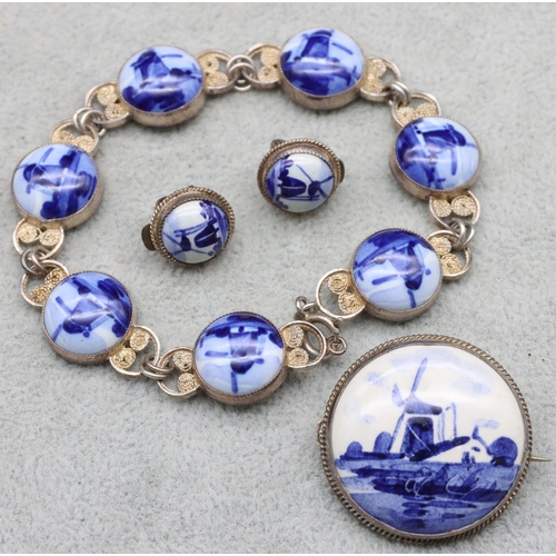 586 - A vintage blue and white Dutch style circular brooch, earrings and matching bracelet