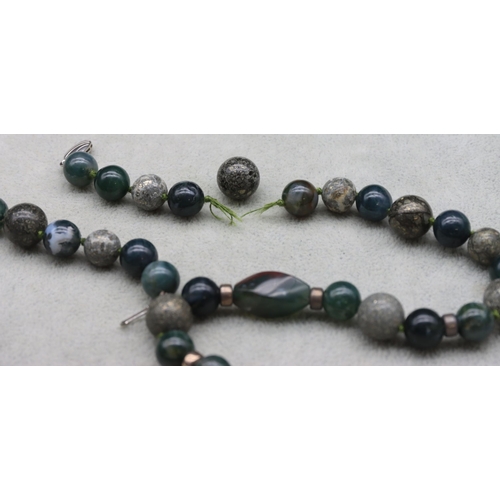 507 - An agate bead necklace with silver clasp, 57.5cm long