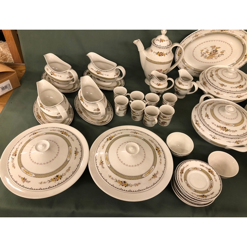 2038 - A Royal Doulton Hamilton dinner service, 8 large dinner plates, 4 medium plates, 8 large side plates... 