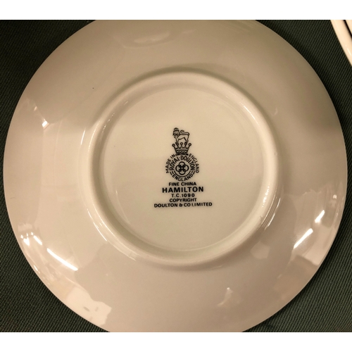 2038 - A Royal Doulton Hamilton dinner service, 8 large dinner plates, 4 medium plates, 8 large side plates... 