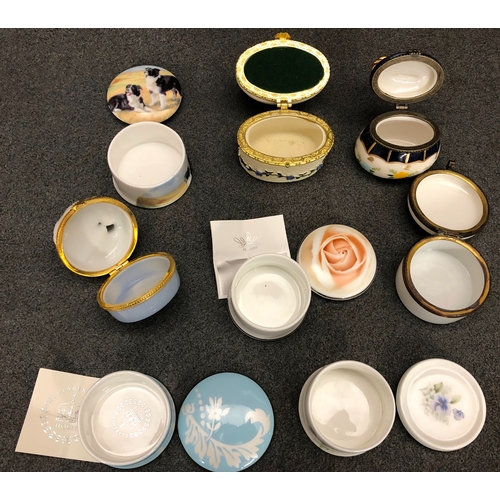 2097 - A quantity of various china pill boxes including, Museum Collection Chatsworth and Castle Howard, Ay... 