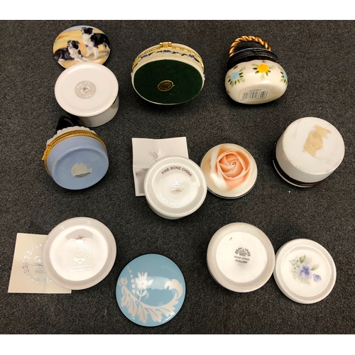 2097 - A quantity of various china pill boxes including, Museum Collection Chatsworth and Castle Howard, Ay... 