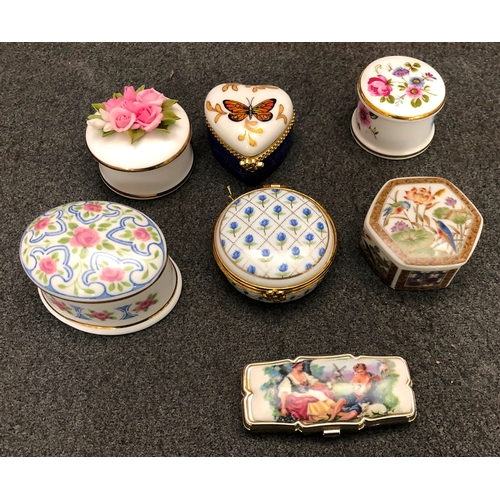 2097 - A quantity of various china pill boxes including, Museum Collection Chatsworth and Castle Howard, Ay... 