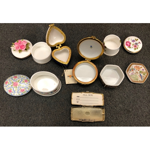 2097 - A quantity of various china pill boxes including, Museum Collection Chatsworth and Castle Howard, Ay... 