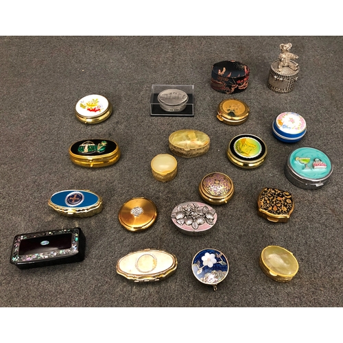 2098 - A quantity of various pill boxes, 3 with onyx lids. (20)