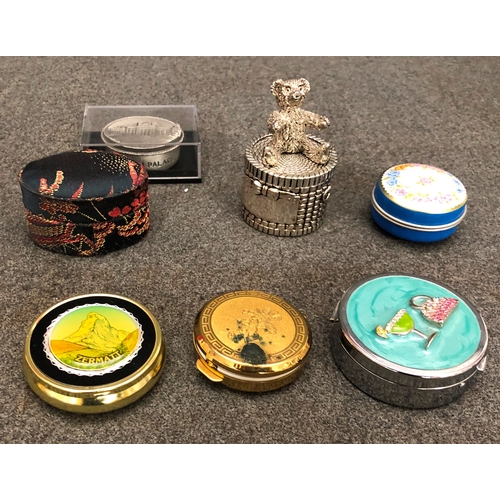 2098 - A quantity of various pill boxes, 3 with onyx lids. (20)