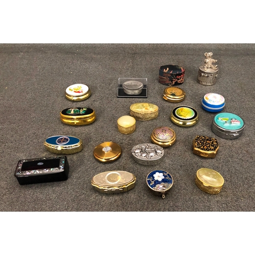 2098 - A quantity of various pill boxes, 3 with onyx lids. (20)