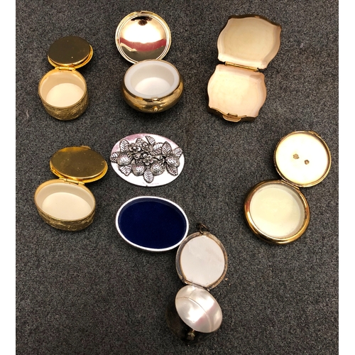 2098 - A quantity of various pill boxes, 3 with onyx lids. (20)