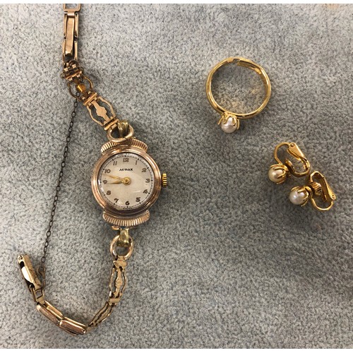 2276 - A ladies' gold coloured watch, a pair of gold coloured earrings and a ring.