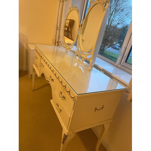 2342 - A white dressing table with drawers and detachable hinged mirrors, 125cm wide, 45cm deep, 79cm high ... 