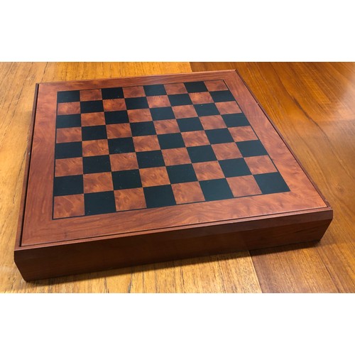 2351 - A Dal Negro Treviso Italy chess set with wooden pieces and box, 37.5cm x 37.5cm. (Complete set and i... 