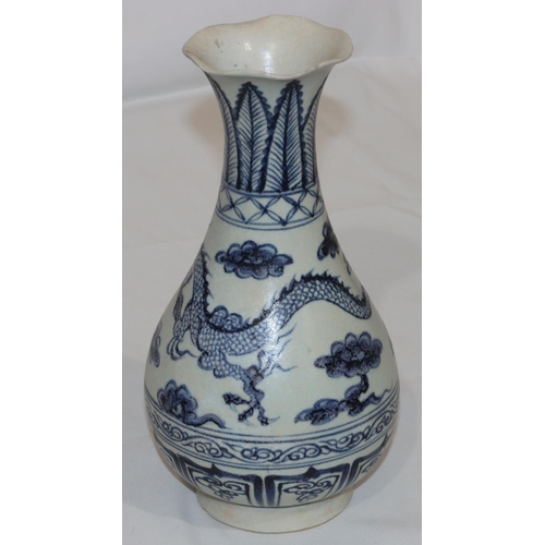 125 - A blue and white Chinese round bulbous thin necked trumpet shaped vase with dragon decoration, 27.5c... 