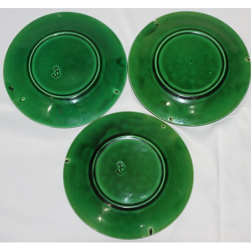 69 - 20 green glazed round plates with leaf decoration, 20cm diameter (3 chipped)