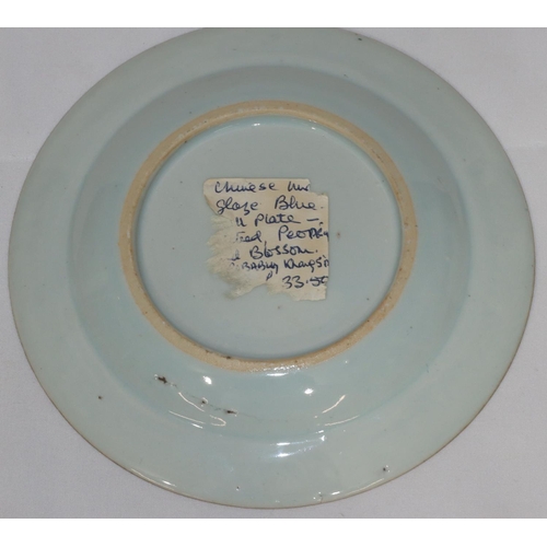 98 - A Chinese small blue and white plate with floral and leaf decoration, 16cm diameter