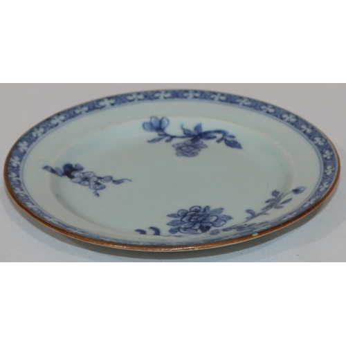 98 - A Chinese small blue and white plate with floral and leaf decoration, 16cm diameter