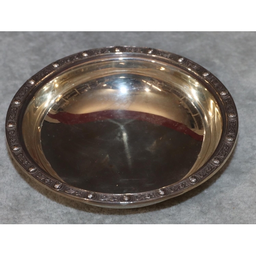 260 - A Birmingham silver round shallow bowl with raised rim, 9.5cm diameter, 1.9oz