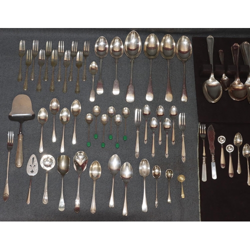 282 - A silver plated 8-place setting flatware service, comprising of 5 tablespoons, a long handled spoon,... 