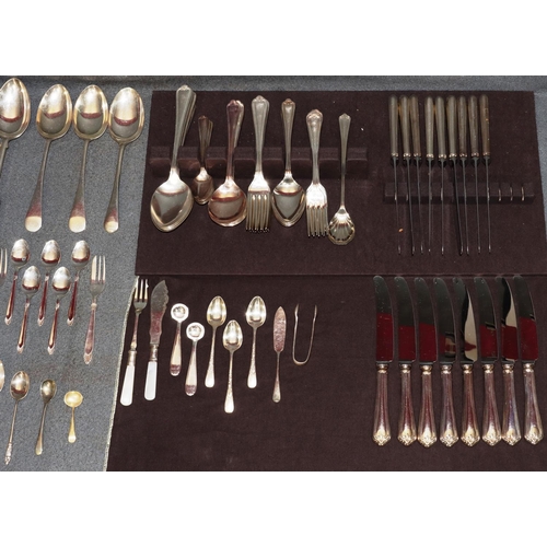 282 - A silver plated 8-place setting flatware service, comprising of 5 tablespoons, a long handled spoon,... 