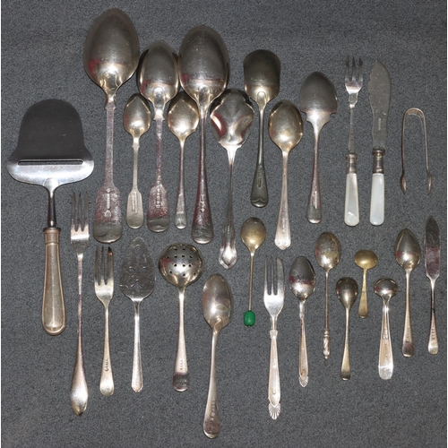 282 - A silver plated 8-place setting flatware service, comprising of 5 tablespoons, a long handled spoon,... 