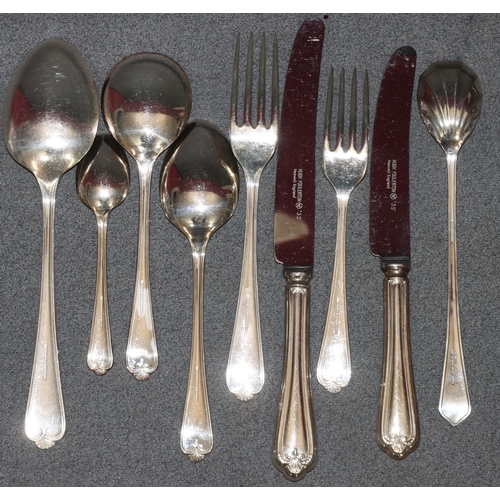 282 - A silver plated 8-place setting flatware service, comprising of 5 tablespoons, a long handled spoon,... 