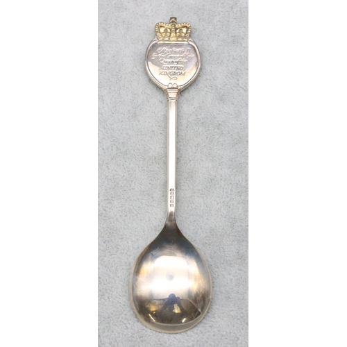 295 - An Elizabeth II Silver Jubilee Commemorative spoon in original red case, 1oz