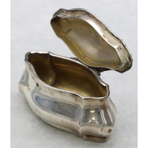 303 - A Chester silver oval scallop shaped trinket box with hinged lid, 9.5cm wide, 1.8oz