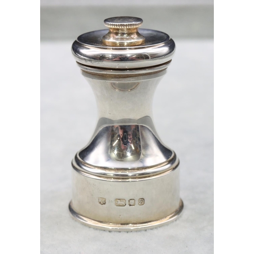 319 - A small Richard Comyns silver pepper grinder, 5.8cm high