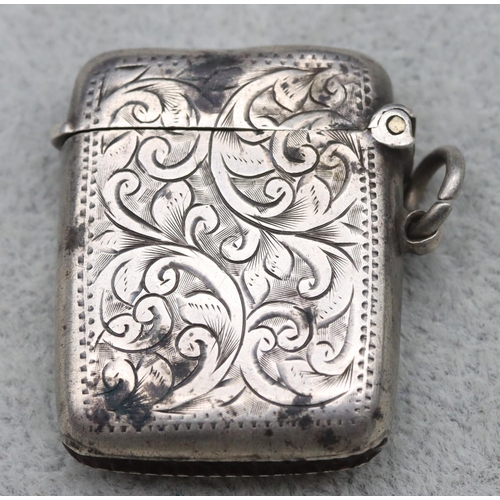 321 - A small Chester silver vesta case with engraved scroll decoration and hinged lid, 0.34oz