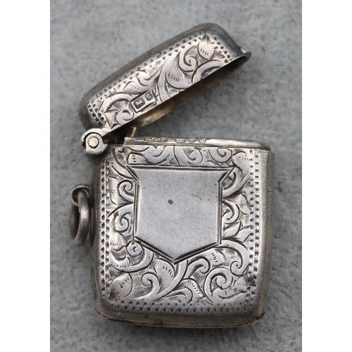 321 - A small Chester silver vesta case with engraved scroll decoration and hinged lid, 0.34oz