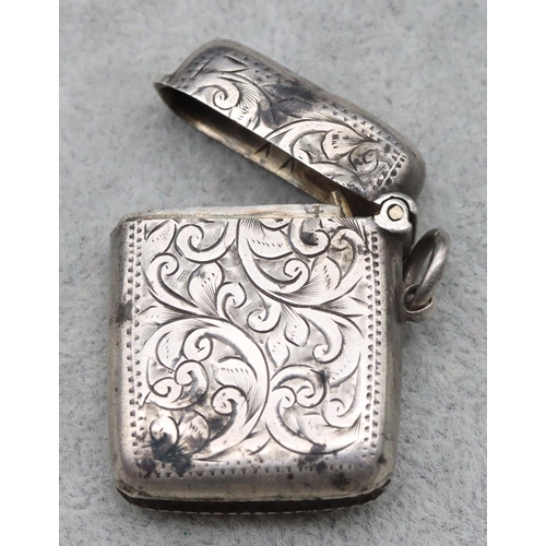 321 - A small Chester silver vesta case with engraved scroll decoration and hinged lid, 0.34oz