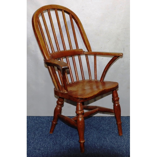 727 - A child's elm and oak Windsor stick back armchair with solid seat on round turned legs, 74cm high (1... 