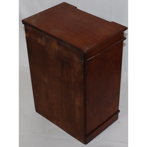 730 - A 19th Century mahogany Apprentice miniature Wellington chest with 6 drawers and locking side (no ke... 