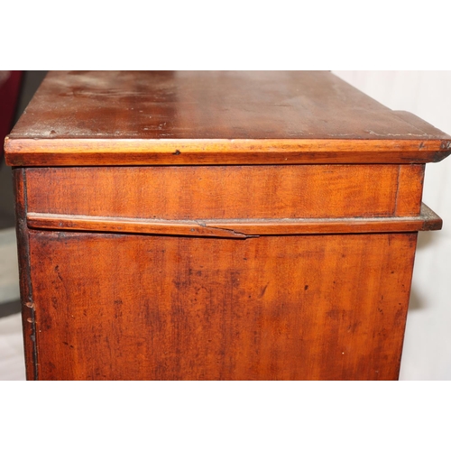 730 - A 19th Century mahogany Apprentice miniature Wellington chest with 6 drawers and locking side (no ke... 