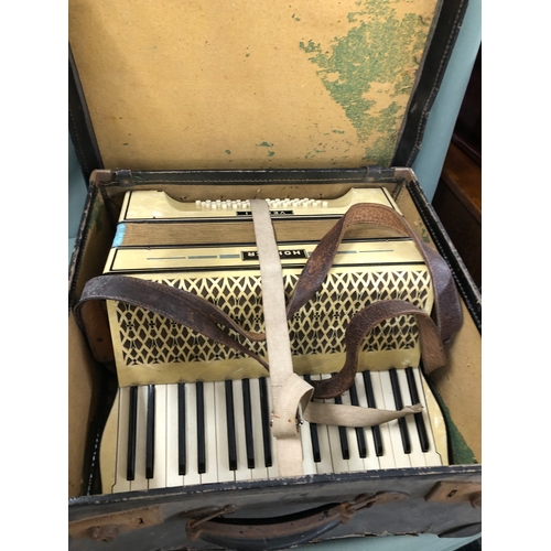 2359 - A Hohner Verdi I accordion in hard case. Working but possible repair to bellows, case very worn.