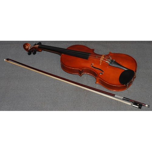 556 - An Oriental Skylark brand People's Republic of China violin, with 2-piece back, back 36.5cm long (Ca... 