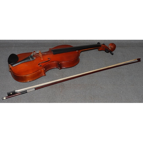 556 - An Oriental Skylark brand People's Republic of China violin, with 2-piece back, back 36.5cm long (Ca... 