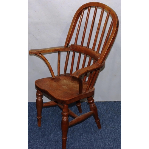 727 - A child's elm and oak Windsor stick back armchair with solid seat on round turned legs, 74cm high (1... 