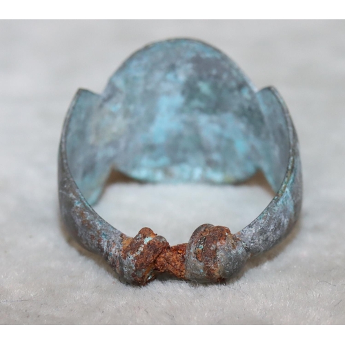 459 - A Roman style metal ring