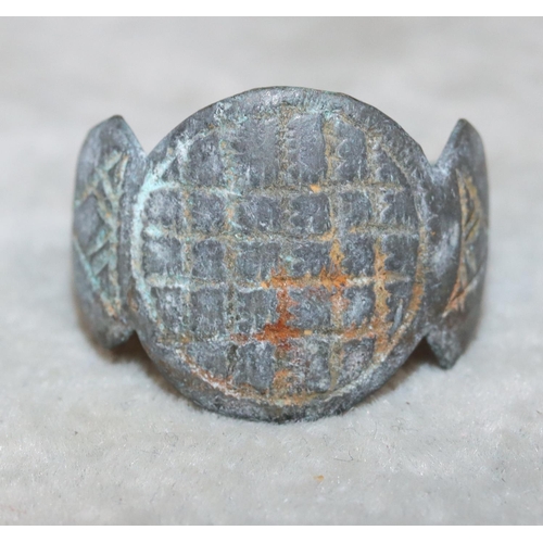 459 - A Roman style metal ring