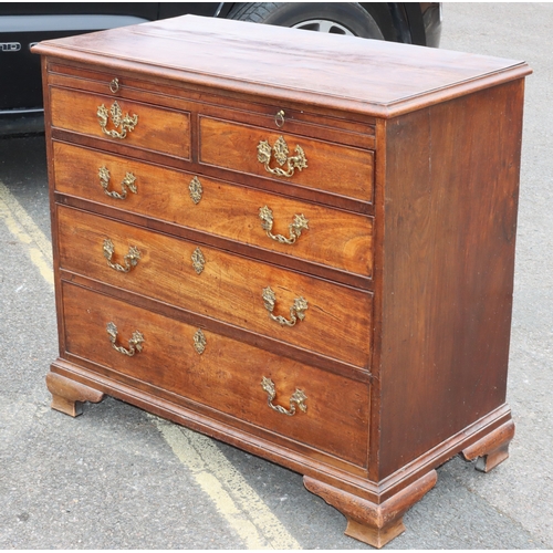 927 - A George III mahogany straight front chest of drawers with brush slide above 2 short and 3 long grad... 