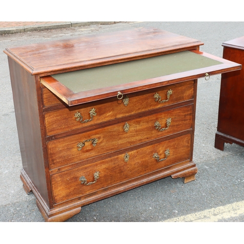 927 - A George III mahogany straight front chest of drawers with brush slide above 2 short and 3 long grad... 