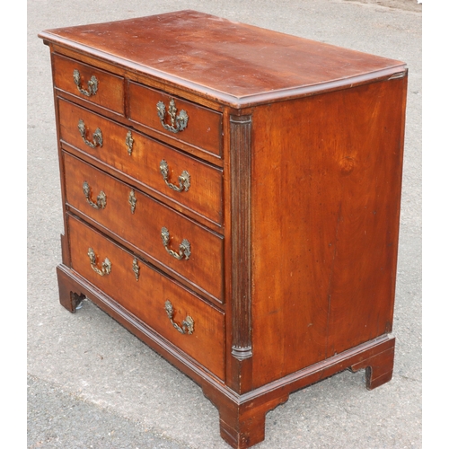 928 - A George III mahogany small straight front chest of drawers with 2 short and 3 long graduated drawer... 