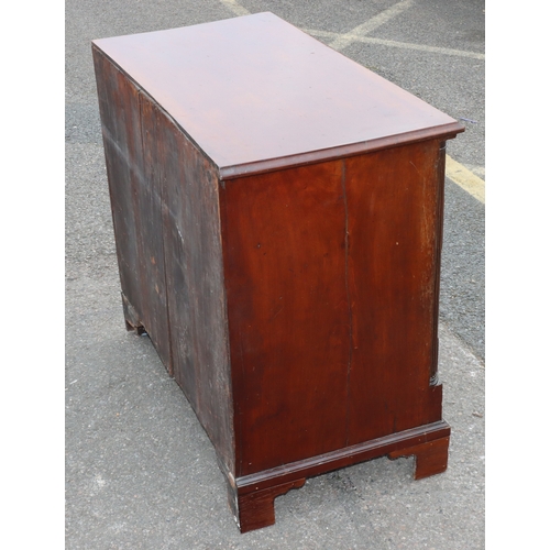 928 - A George III mahogany small straight front chest of drawers with 2 short and 3 long graduated drawer... 