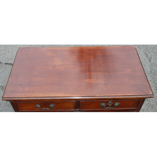 928 - A George III mahogany small straight front chest of drawers with 2 short and 3 long graduated drawer... 