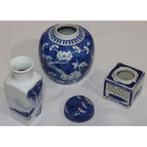 111 - A 19th Century blue and white ginger jar with cover (cover a/f) with branch and blossom decoration, ... 